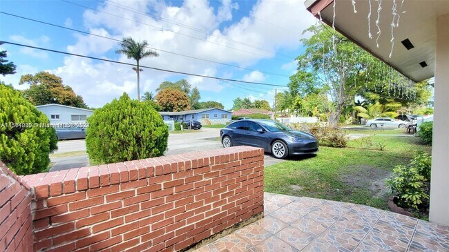 Foto del edificio - 1352 NE 145th St