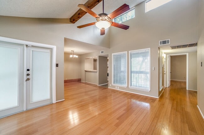 Building Photo - 2 Bedroom/2 Bath Woodmont Townhomes