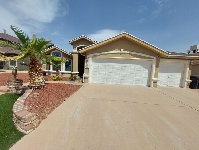 Foto del edificio - 4 BEDROOM 2 BATHROOM HOME 3 CAR GARAGE HOM...