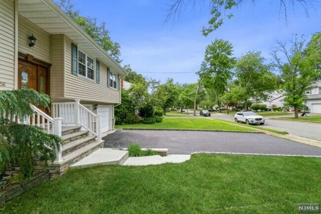 Foto del edificio - 358 McKinley Blvd