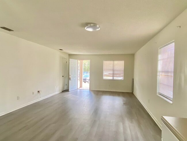 Foto del edificio - 3715 Bluff Ln