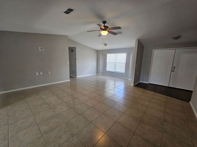 Foto del edificio - Pet Friendly Updated GREAT home in the area of Trafalgar and Skyline close to boat ramp and park!