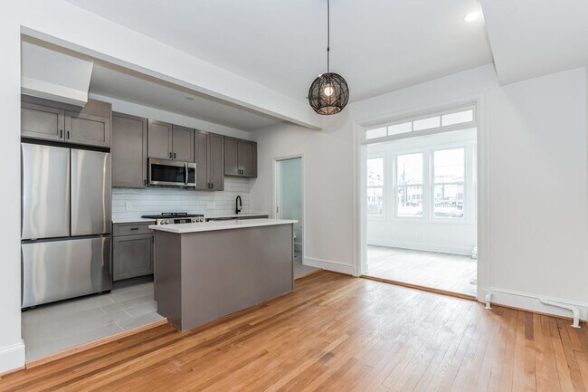 Building Photo - Immaculate 3-level 3Bd/1.5Bth Rowhome in t...