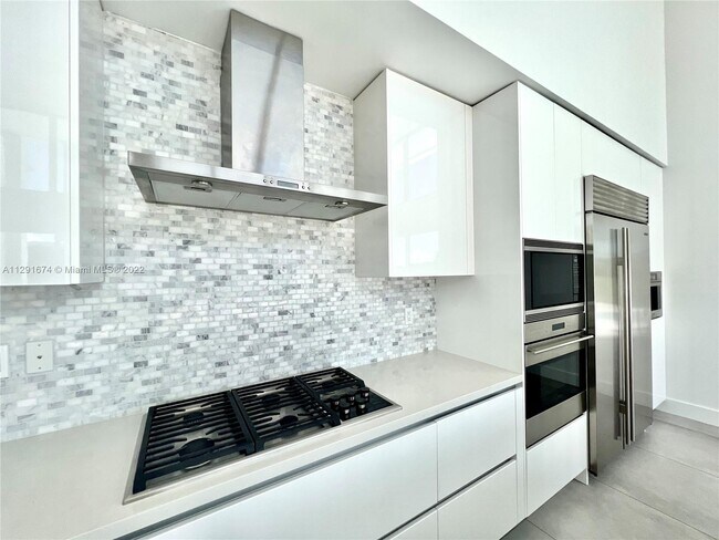 Building Photo - 16663 Botaniko Dr S