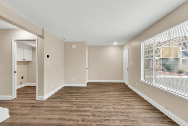 Foto del edificio - Updated 3 Bed 1.5 Bath Townhome