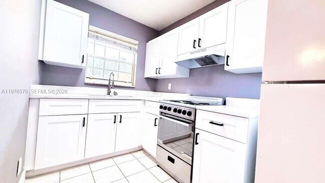 Building Photo - 1702 McKinley St