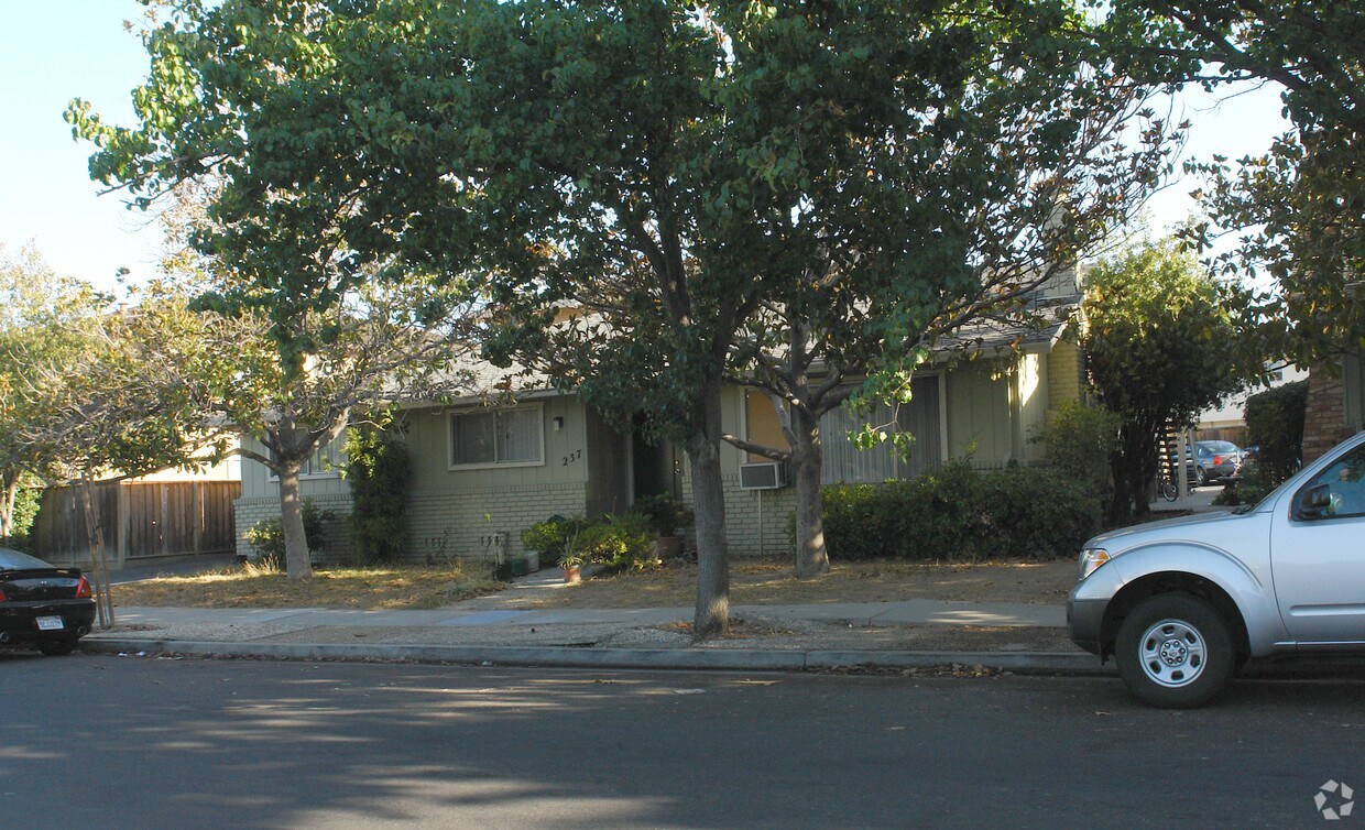 Building Photo - 237 Hollis Ave