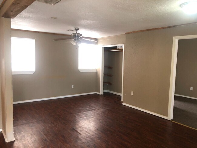 Foto del edificio - 200 off move in by May 15th!   ALL BILLS PAID! 2 bedrooms with 2 bath rooms that is a upstairs un...