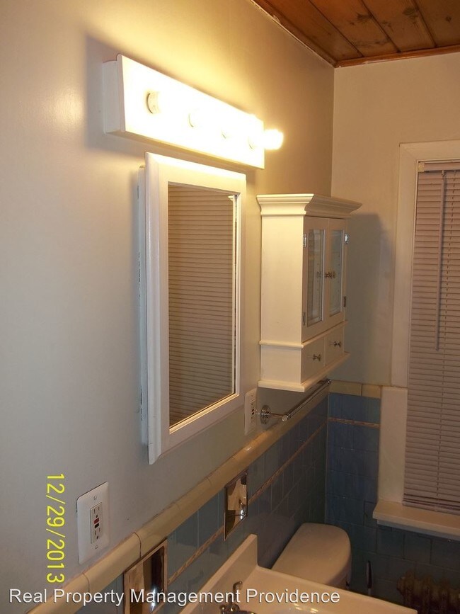 Building Photo - 2 br, 1 bath Apartment - 567 Hope St