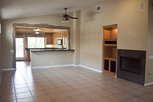 Building Photo - Wonderful 4/3 home on a Quiet Cul-de-Sac