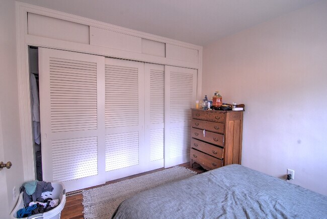 Amplio closet en dormitorio del segundo piso - 1715 Yorktown Dr