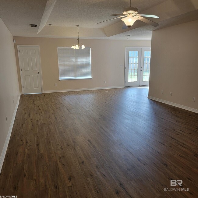 Building Photo - 1701 Woodbridge Cir E