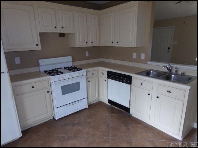 Building Photo - 3715 Stonehedge Dr