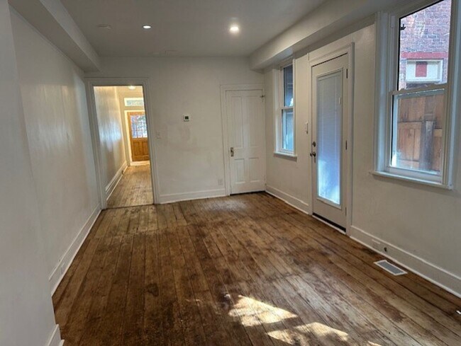 Building Photo - 259 Boas St