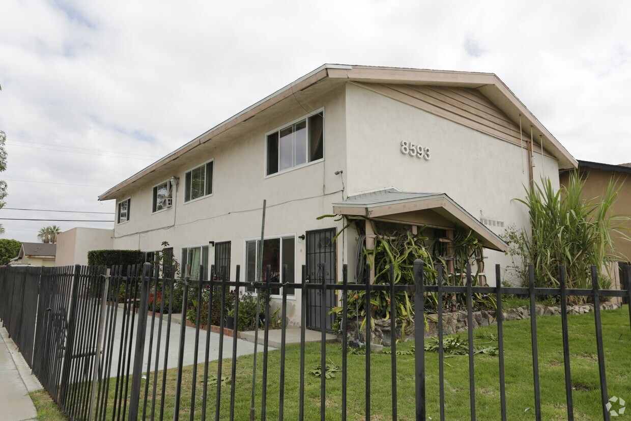 Foto principal - 8593 Cerritos Ave