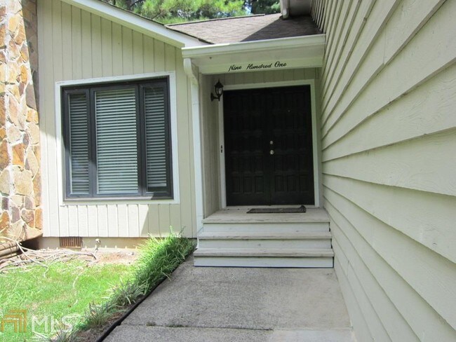 Building Photo - 901 Smoketree Dr