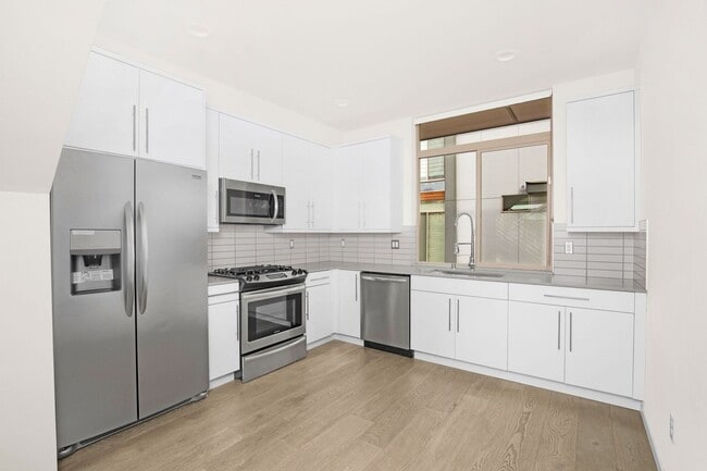 Building Photo - Exceptional 3 bdrm+office Modern Townhome