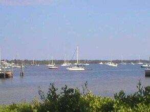 Building Photo - 1640 12 Oaks Way