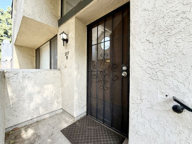 Building Photo - Spacious Condo in Melrose Park