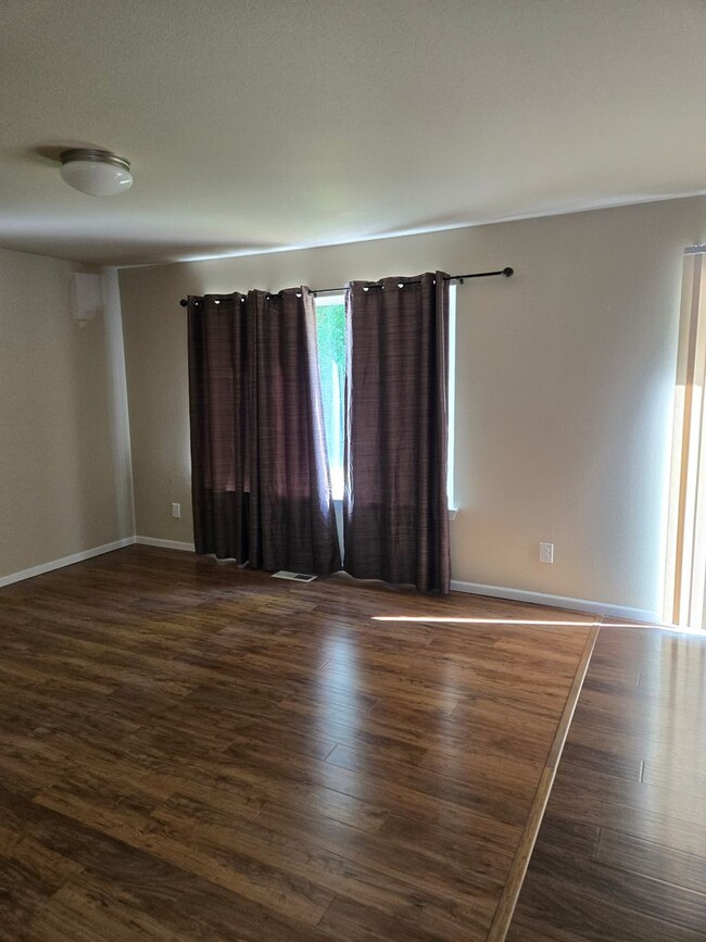 Foto del edificio - STATUS: AVAILABLE |R16| $2450