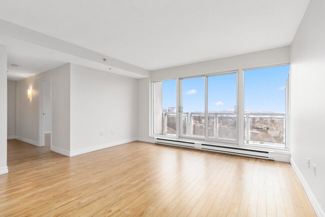 Building Photo - 2 Bed, 2 Bath Apartment - Dartmouth - Clos...
