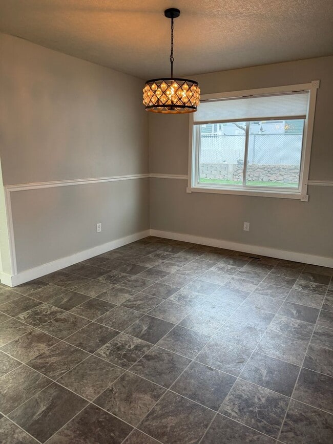 Building Photo - 5 bedroom house next to park