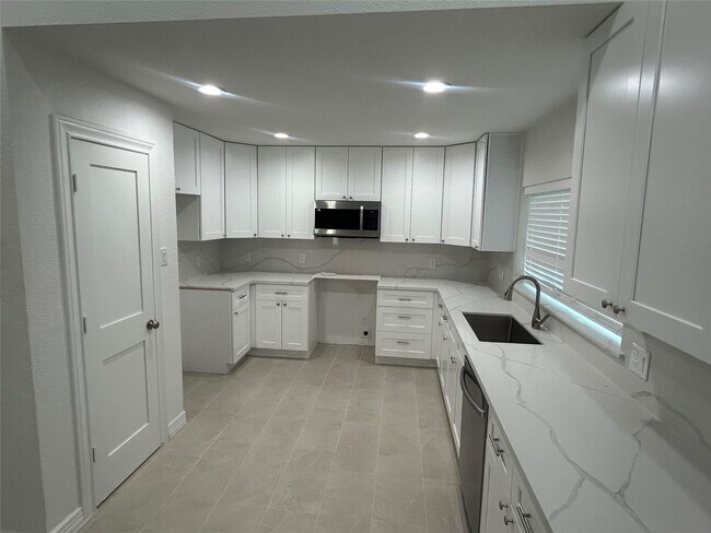 Foto del edificio - 1139 Pinecroft Dr