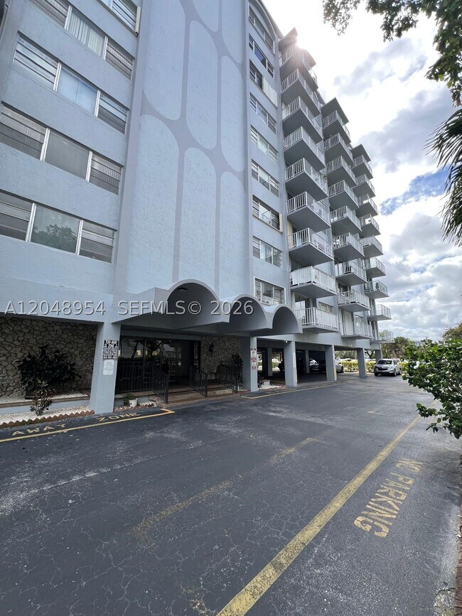 Foto del edificio - 1470 NE 125th Terrace