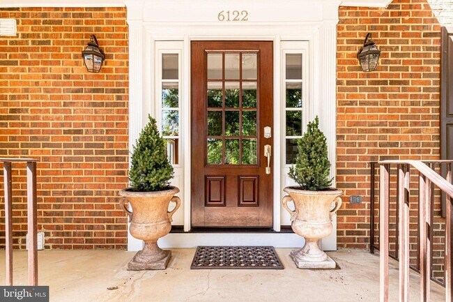 Foto del edificio - 6122 Bayliss Pl