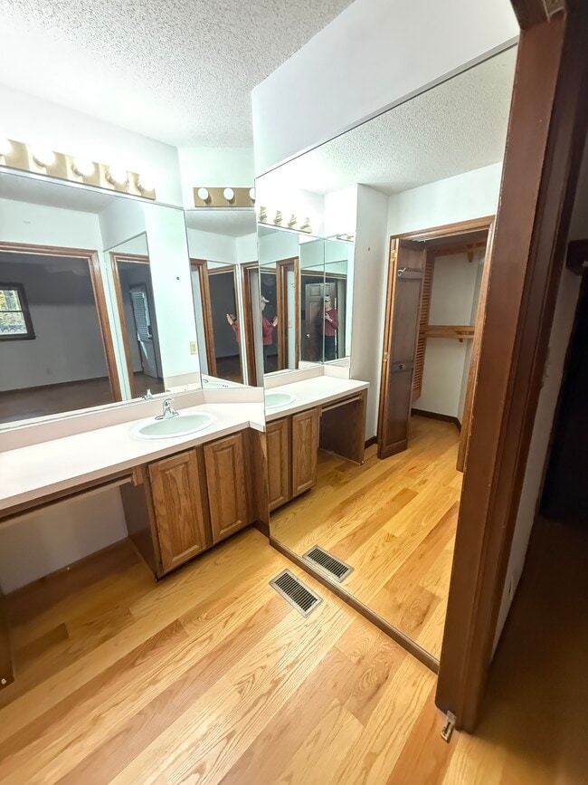 Foto del edificio - 4711 Highview Ct