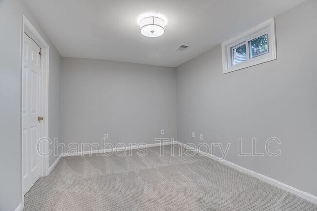 Building Photo - 1003 Jennifer Ln