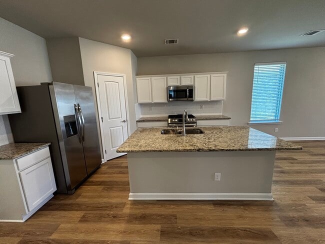 Building Photo - 5968 Pier Park Ave