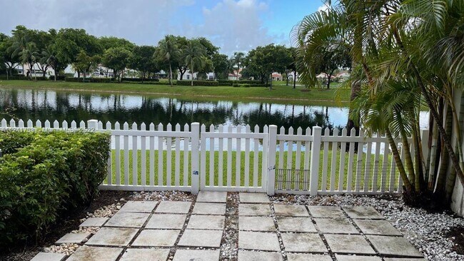 Foto del edificio - 10966 NW 62nd Ter   Doral Fl 33178