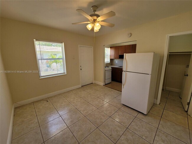 Foto del edificio - 698 NE 85th St