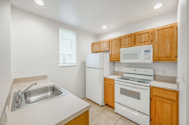 Foto del edificio - Beautiful 4-Bed, 3-Bath Townhome FOR RENT ...