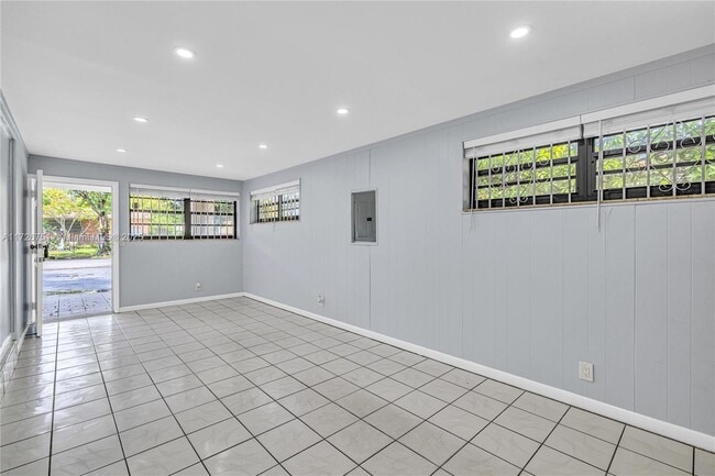 Building Photo - 319 NE 171 St