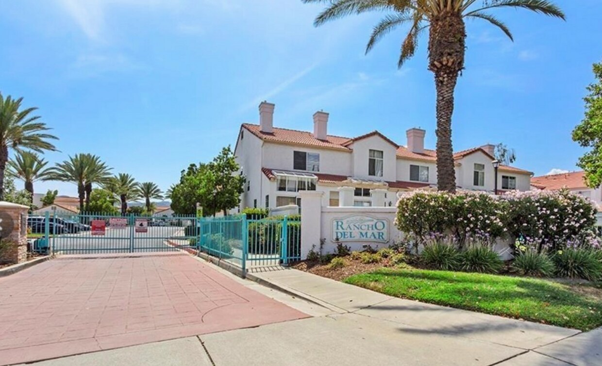 Foto principal - Rancho Del Mar Townhome in Central Temecul...