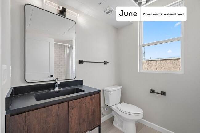 Foto del edificio - Room in Shared 5 bed/5 bath home in Boyle Heights