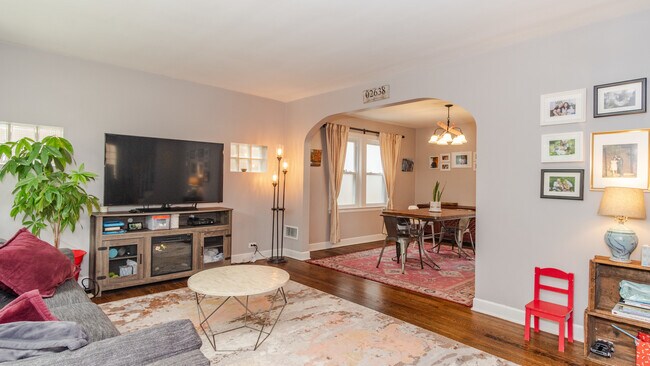 Building Photo - 6816 W Dickens Ave