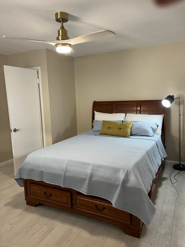 Building Photo - 220 Park Blvd N