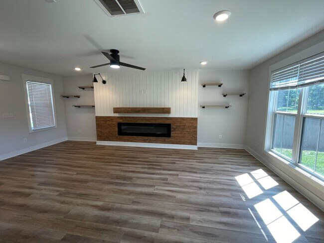 Foto del edificio - 3 Bed 2.5 Bath Dog Friendly Home For Rent Near Post!