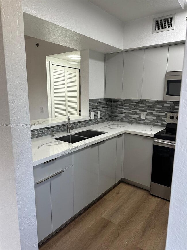 Foto del edificio - 9300 Fontainebleau Blvd