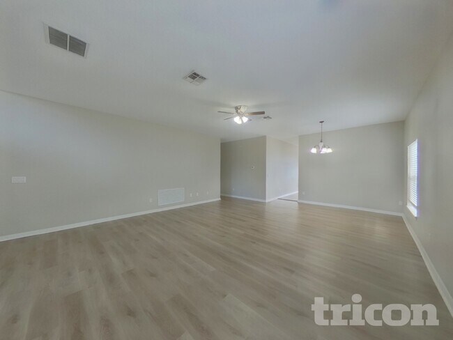 Foto del edificio - 4312 Hidden Meadow Dr