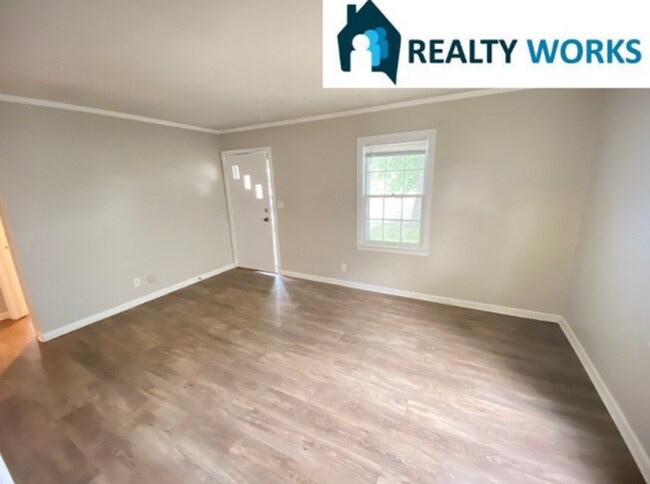 Building Photo - Adorable 2 bed House!