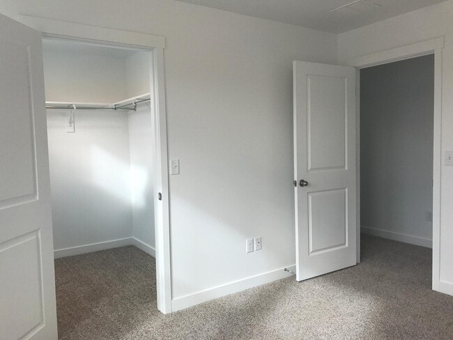 Building Photo - Spacious 4 BR Home with POOL and Clubhouse...