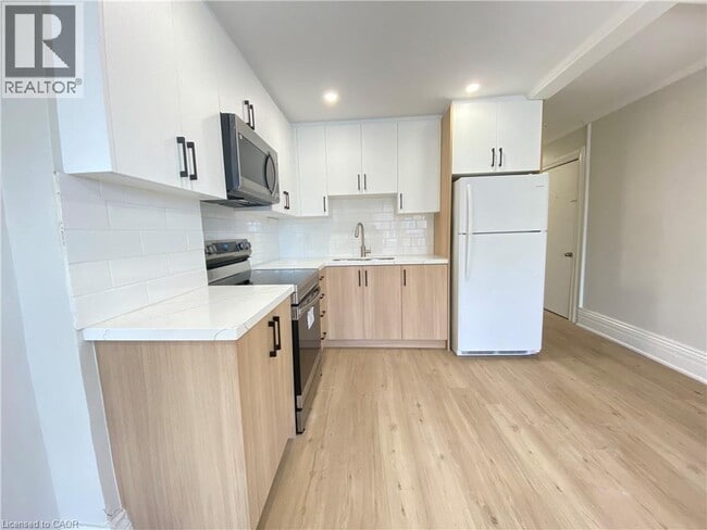 Building Photo - 32 Front St N