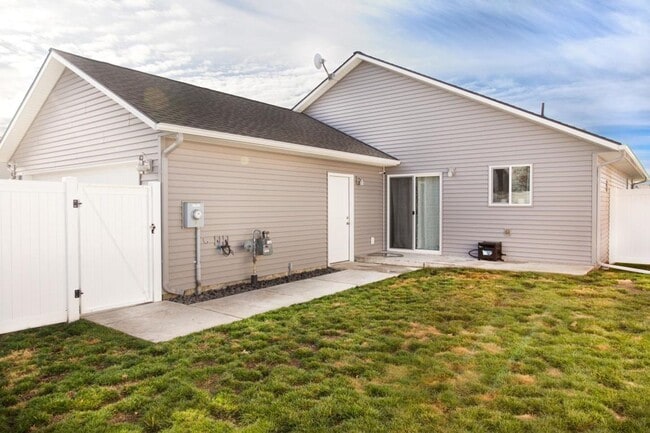 Building Photo - 3 bed 2 bath rancher Crown Pointe Community