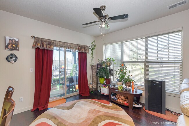 Foto del edificio - Spectacular 3BD Condo | Near Intel | Walk to MAX Station | Free High-Speed Internet | Water/Sewer...