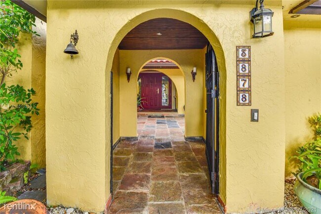 Foto del edificio - 3878 Alcantara Ave