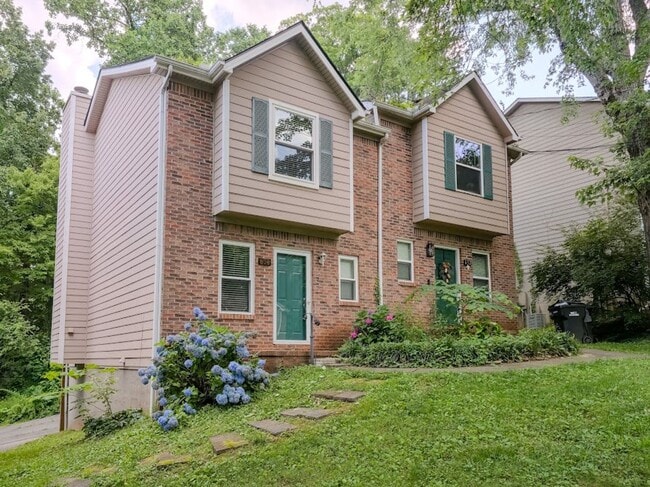 Building Photo - Knoxville 37923 - 2 bedroom 1.5 bath condo...